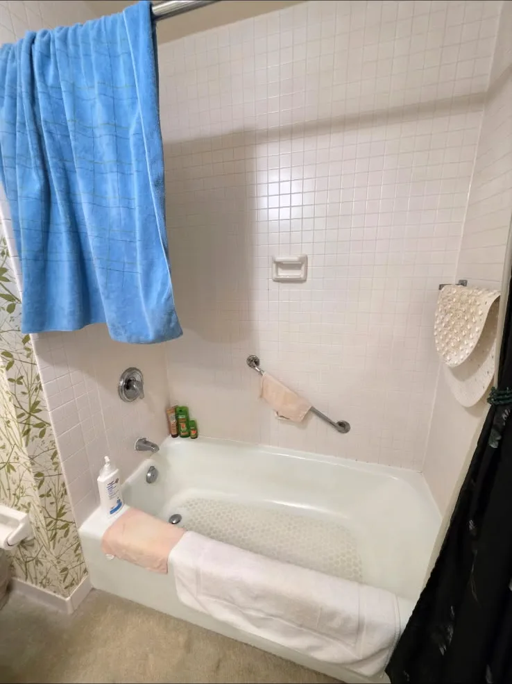Old tub and tile surround before the renovation